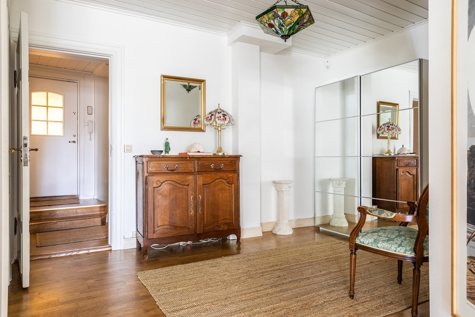 Gangen imponerer med sin romslige utforming, som gir god plass til å innrede med elegante entrémøbler som oppheng og en praktisk kommode Galleribilde