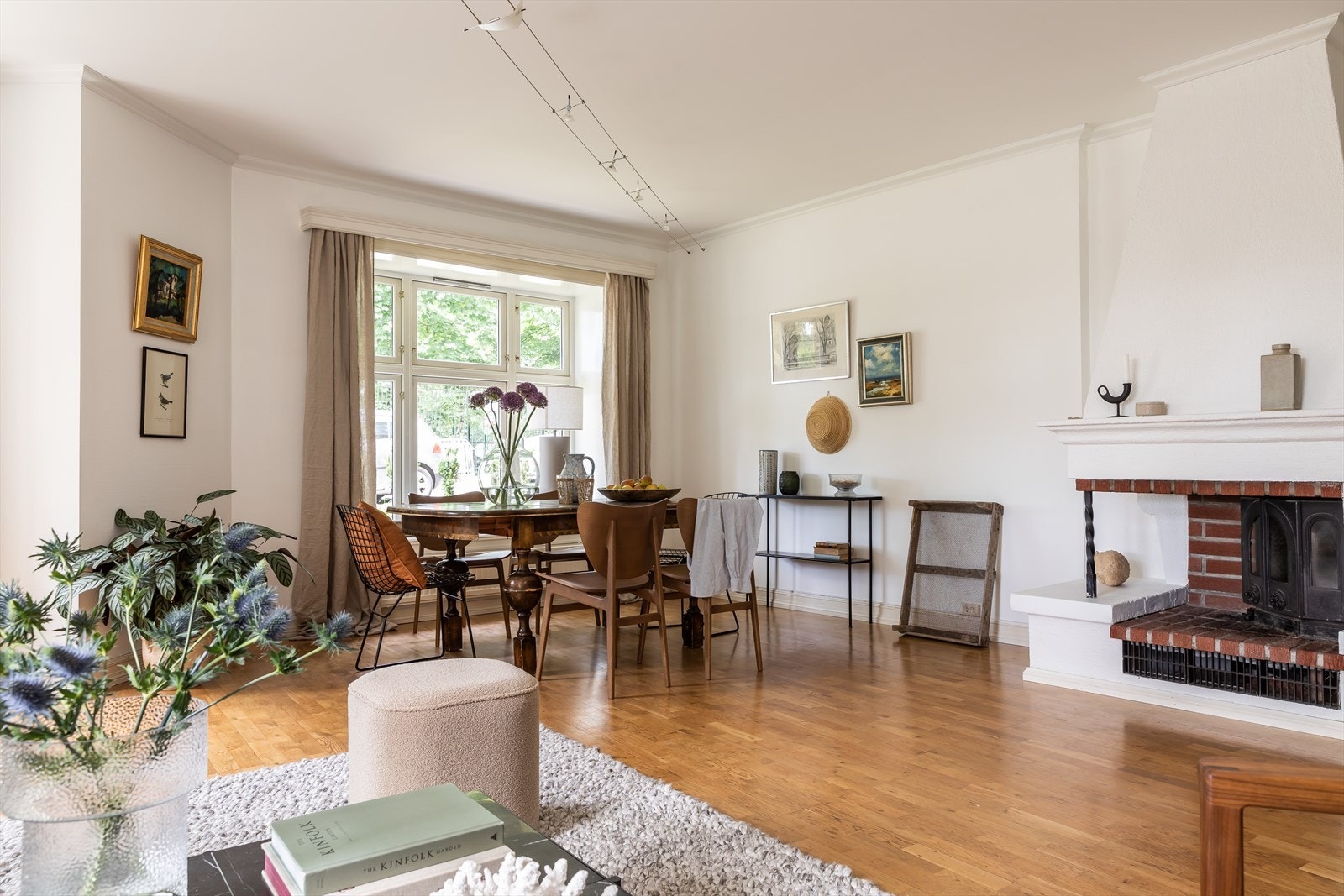 Sameiet disponerer et område med p-plasser langs jernbaneverkets område ca. 11 meter i lengde etter "først til mølla" prinsippet Galleribilde