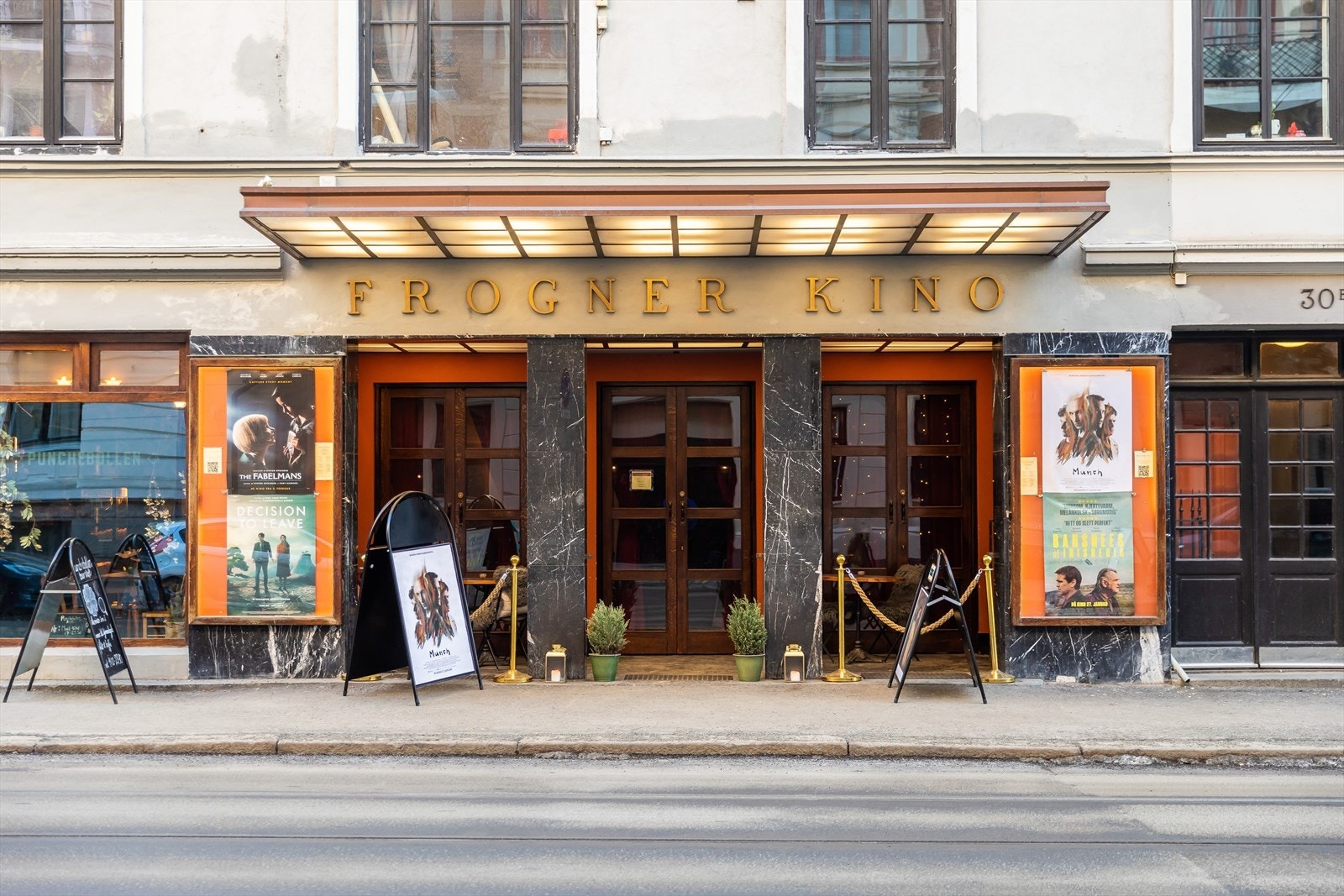 Frogner Kino, en historisk perle, står som Oslos første kommunale stumfilmkino. Med sin imponerende konstruksjon og ærverdige historie, ble kinoen oppført og åpnet i 1926, og den ligger bare noen få hundre meter unna den aktuelle leiligheten Galleribilde