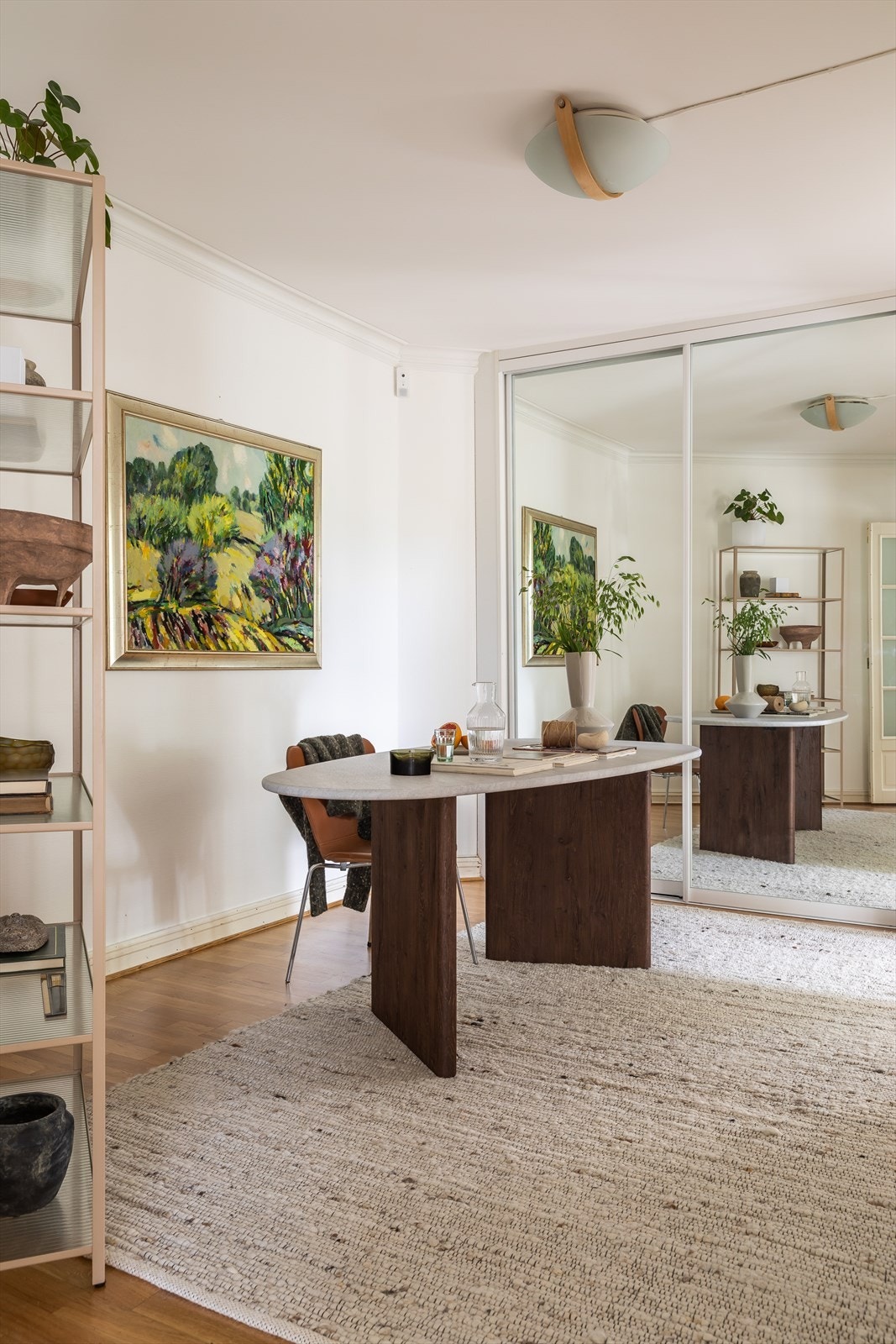 Den skyvedørsgarderoben med speilfronter gir deg sjenerøs lagringsplass og tilfører samtidig et elegant preg Galleribilde