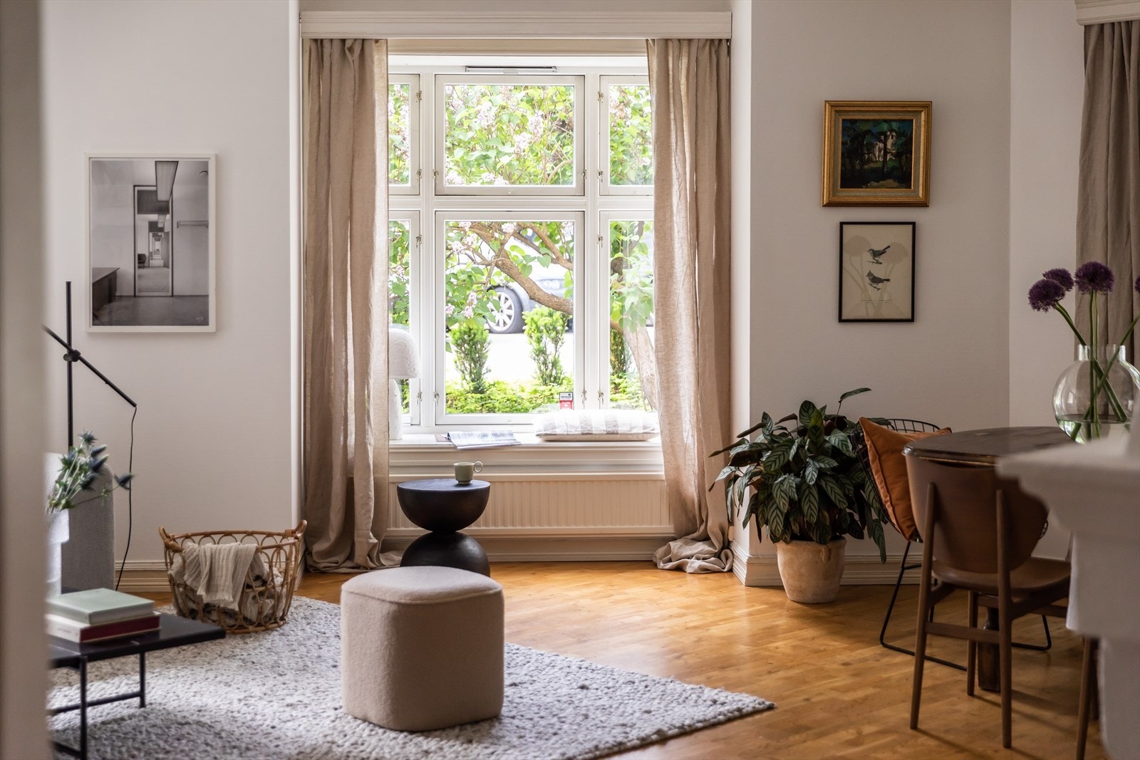 Stuen imponerer med sin vifteformede utforming, som lar naturlig lys flomme inn og skaper en innbydende atmosfære Galleribilde