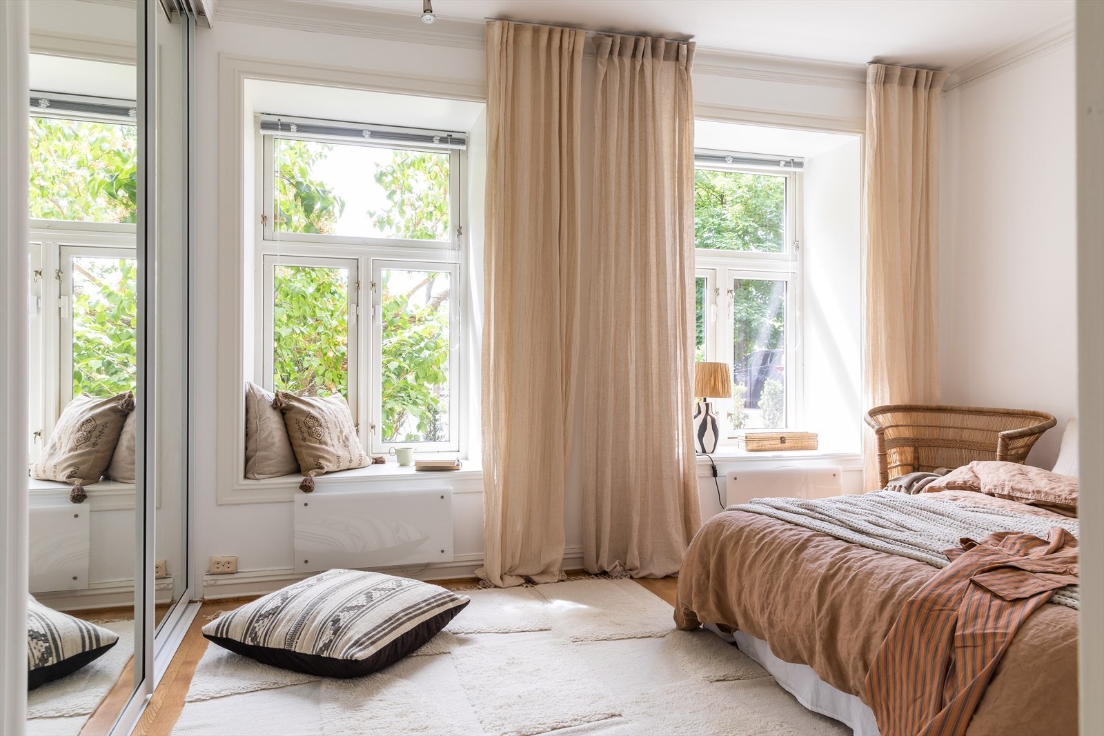 Med god plass til en komfortabel dobbeltseng, nattbord og tilhørende møbler med en praktisk inngang fra spisestuen Galleribilde