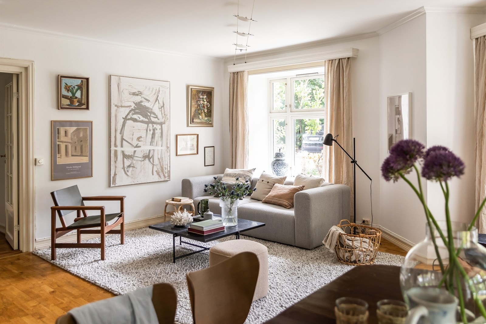 Det er rikelig med plass til et stort spisebord, en komfortabel sofaseksjon og en rekke andre interiørelementer Galleribilde