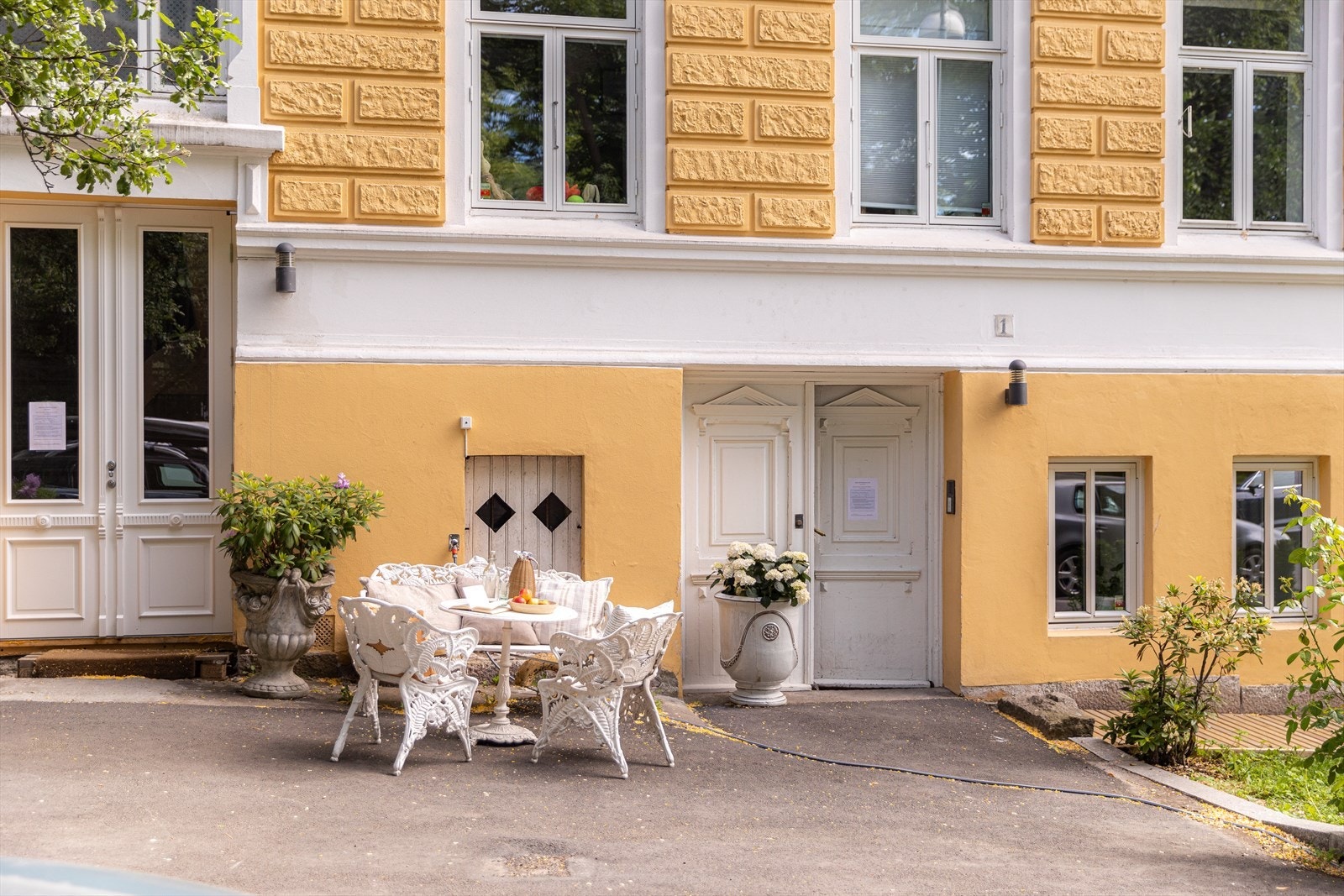 En hyggelig felles uteplass rett utenfor døren som er perfekt for å nyte varme dager eller ta en avslappende kaffepause Galleribilde