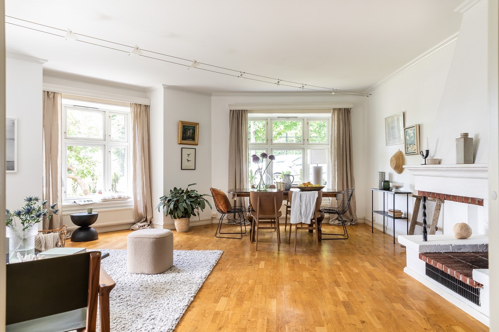 Innvendige gulv er belagt med trestavs parkett Galleribilde