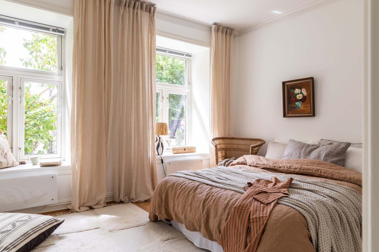 De store vindusflatene slipper inn rikelig med naturlig lys og skaper en vakker forbindelse med det frodige, grønne utemiljøet, som gir en følelse av privatliv Galleribilde