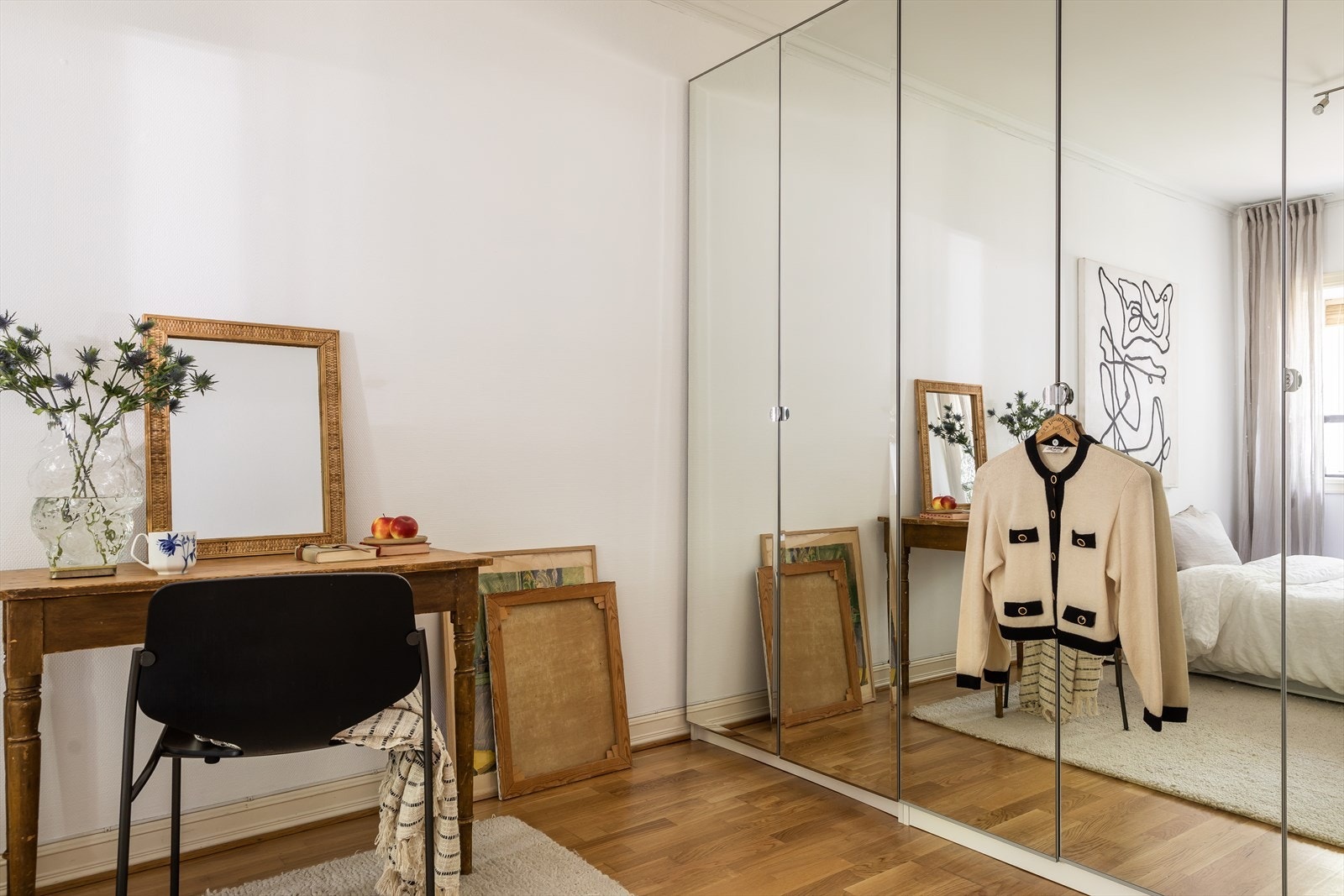 Det er også tilstrekkelig plass til å sette opp en kontorpult med stol for de som har behov for et eget arbeidsområde Galleribilde