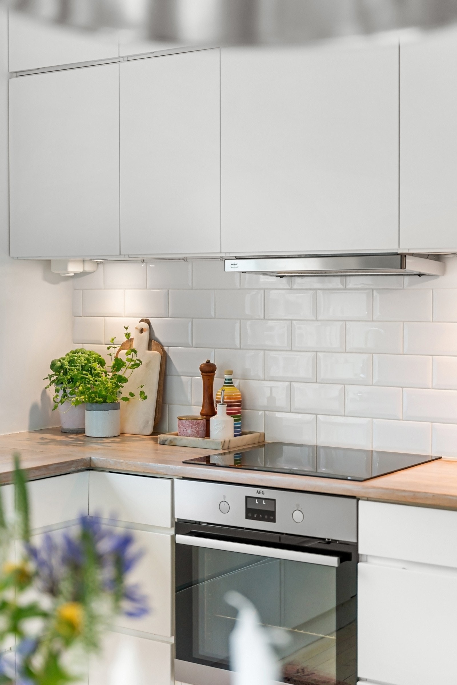 Kjøkkenet har integrert AEG-stekeovn fra 2022, nyere induksjonstopp, samt oppvaskmaskin, kjøl/frys og ventilator. Galleribilde