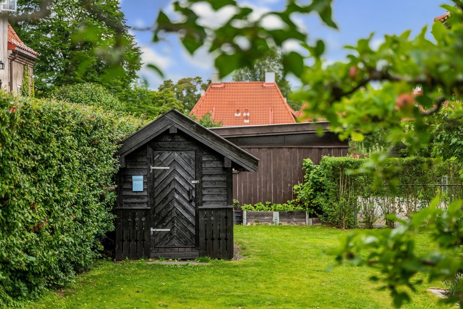 I hjørnet av hagen står en lekestue til glede for de minste (må søkes om hvert 5. år). Galleribilde