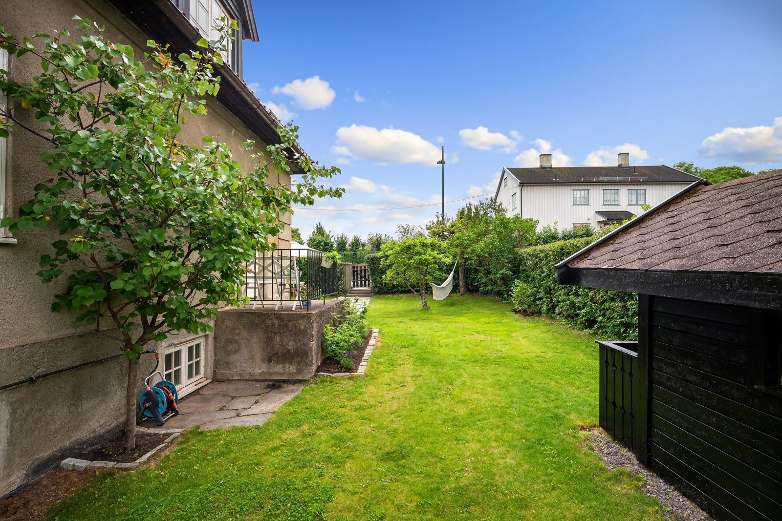 Solforholdene er utmerket og hagen ligger godt skjermet av hekk og beplantninger. Galleribilde