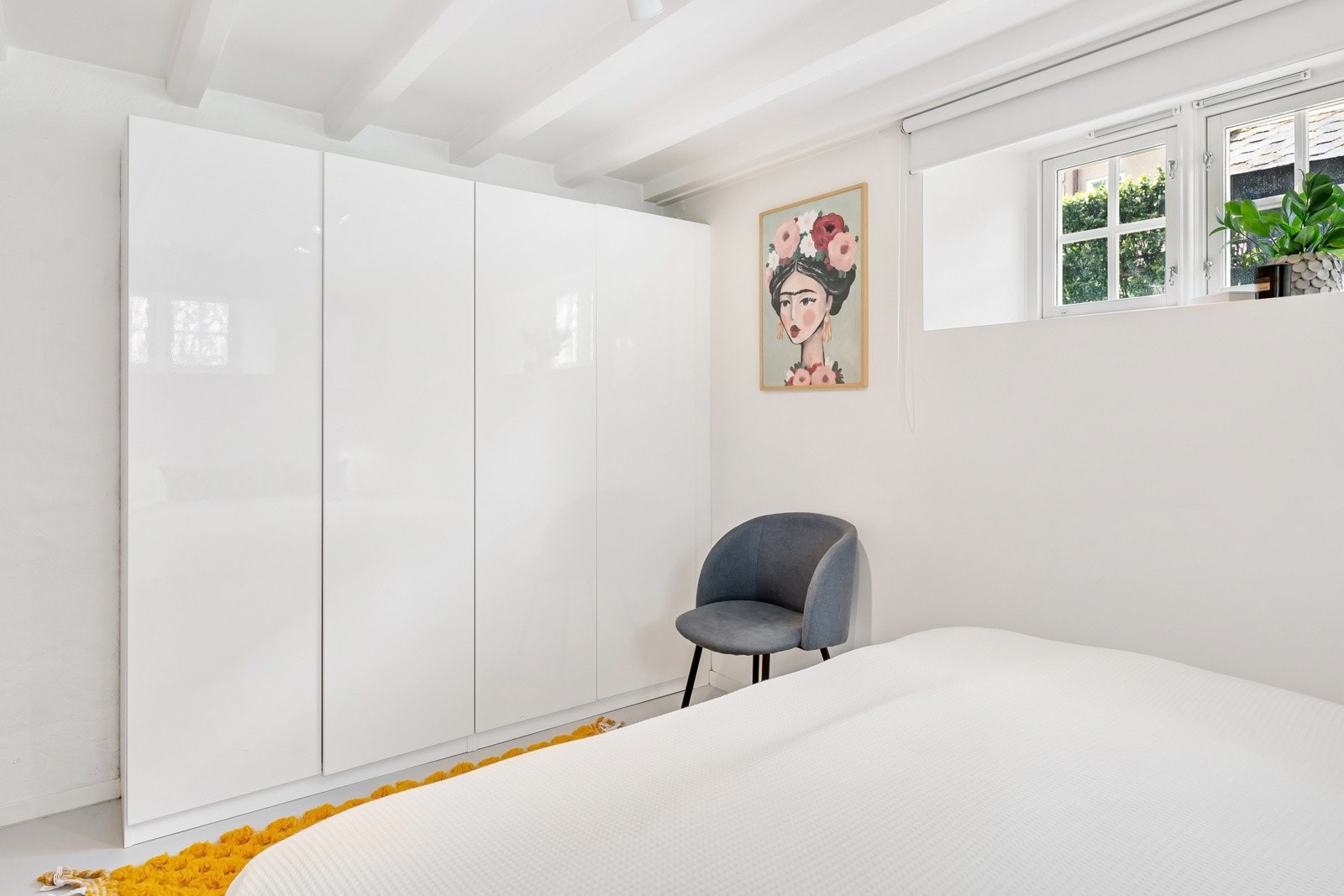 Soverommet er innredet med et stort garderobeskap, og har betonggulv med gulvvarme. Galleribilde