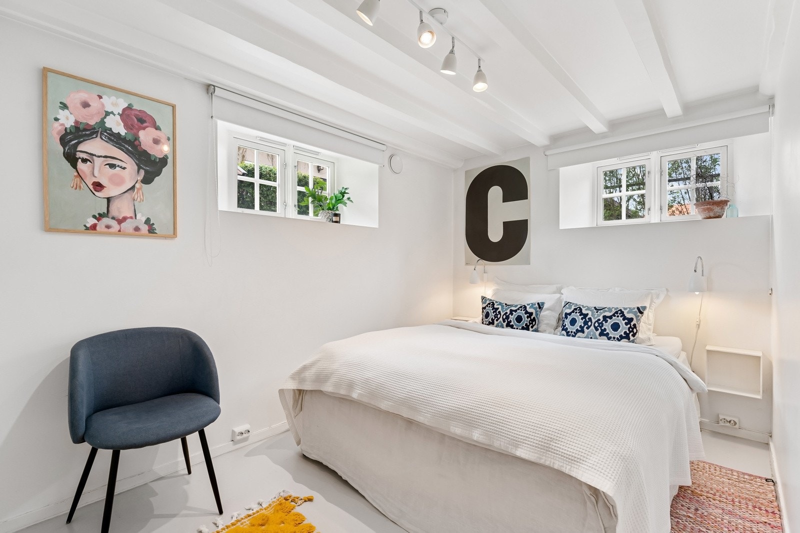 Leiligheten har tre gode soverom i kjelleretasjen, der hovedsoverommet ble innredet i 2013. Galleribilde