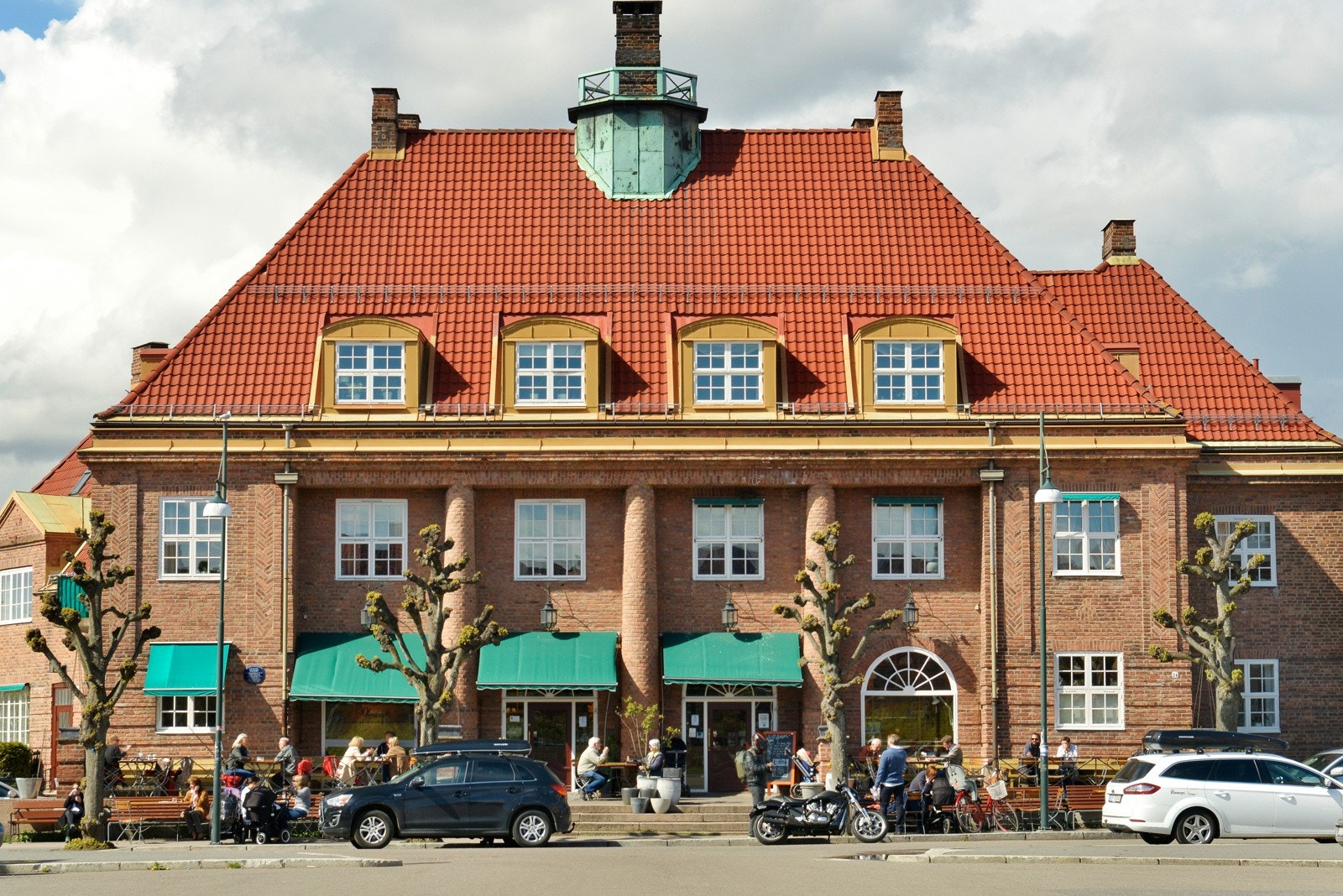 Ved Damplassen finner du også Åpent Bakeri som tilbyr velduftende bakervarer og ferskbrygget kaffe alle dager. Galleribilde