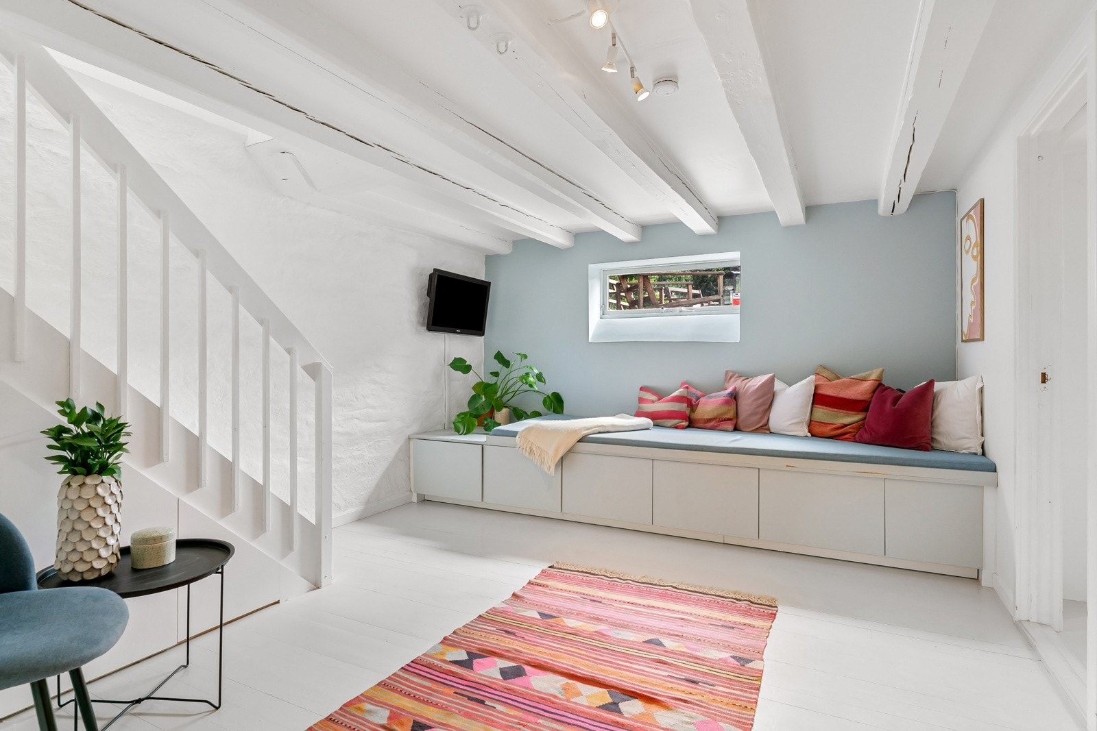 Kjellerstuen har adkomst via trapp fra stuen i første etasje. Under vinduet er det bygd en sittebenk på ca. 3,5 meter. Galleribilde