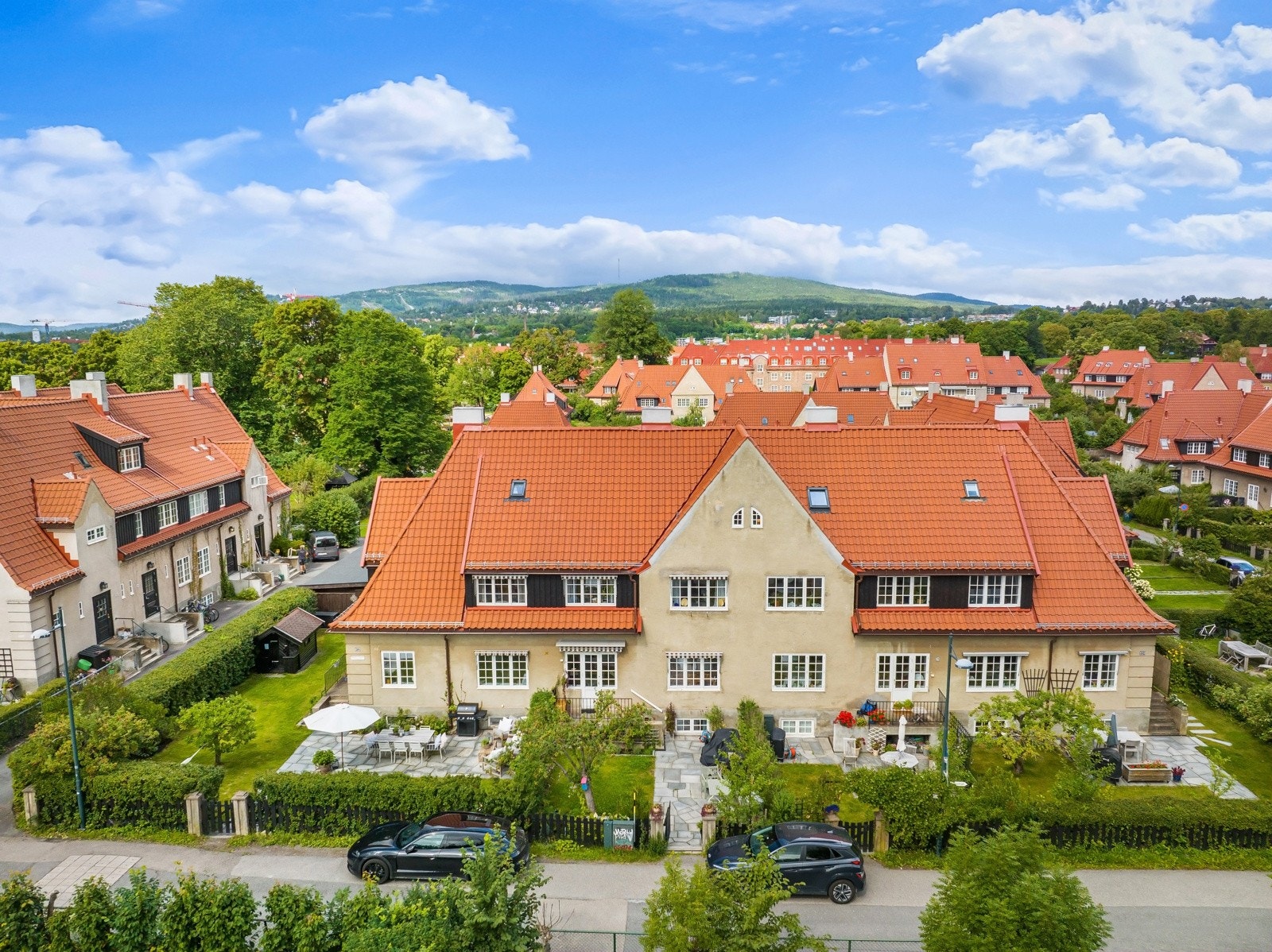 Leiligheten har en svært god intern beliggenhet, i høy første etasje med innredet kjeller, på sydenden av bygget. Galleribilde