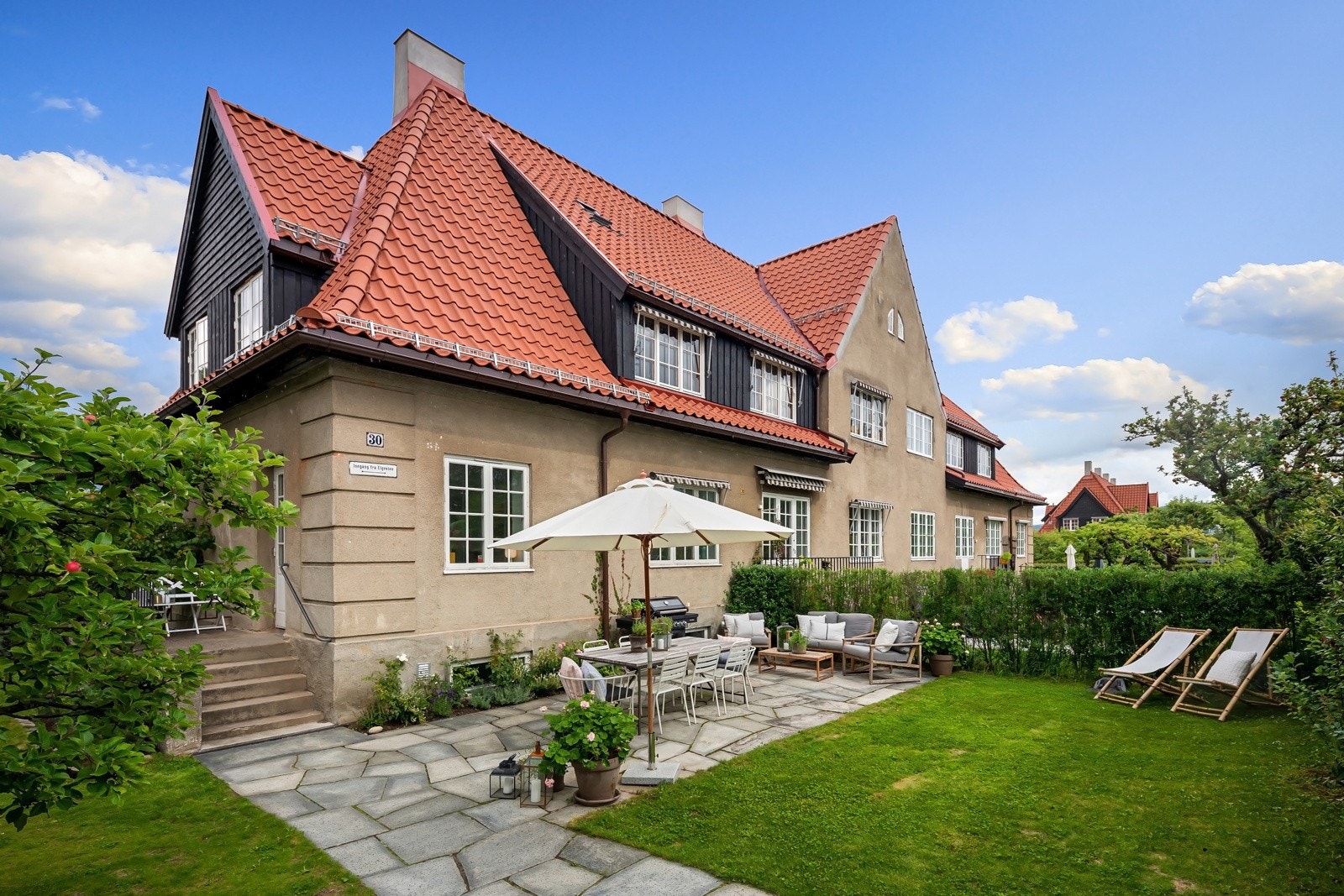 Ullevålsalléen 30 er en attraktiv og velholdt andelsleilighet over to plan, med god intern beliggenhet på sydenden av bygget. Galleribilde