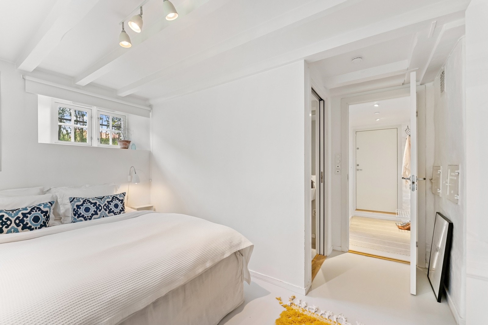 Hovedsoverommet har vinduer på to sider og ligger direkte tilknyttet badet. Galleribilde