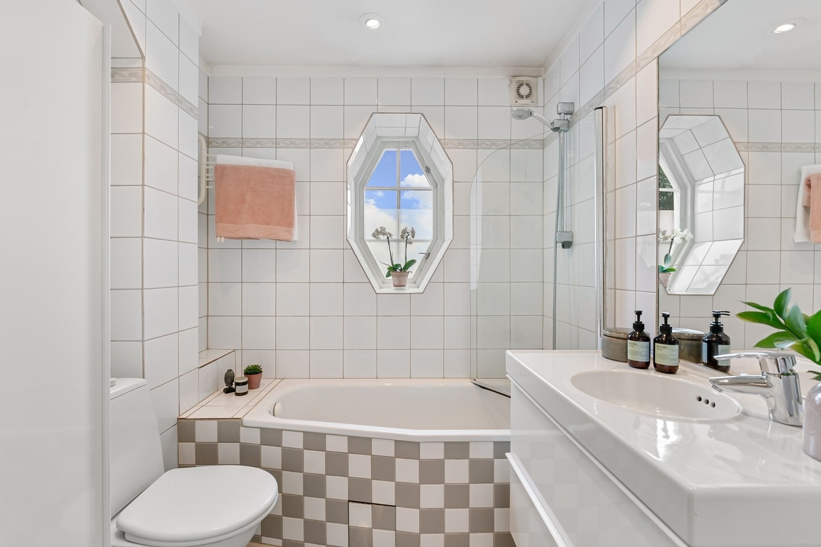 Badet i første etasje har innfliset badekar under et ovalt vindu med sprosser. Galleribilde