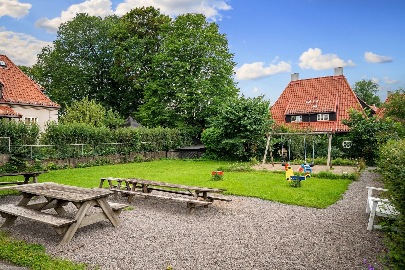 Nabolaget er rolig og barnevennlig med lekeplass i bakgården, hvor det blant annet arrangeres fester og feiringer som 17. mai. Galleribilde