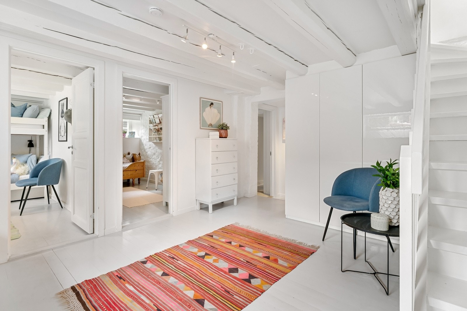 Rommet har malt tregulv, lysmalte vegger, mintfarget fondvegg, et vindu og hvitmalt tak med bjelker. Rommet er ellers innredet med garderobeskap. Galleribilde