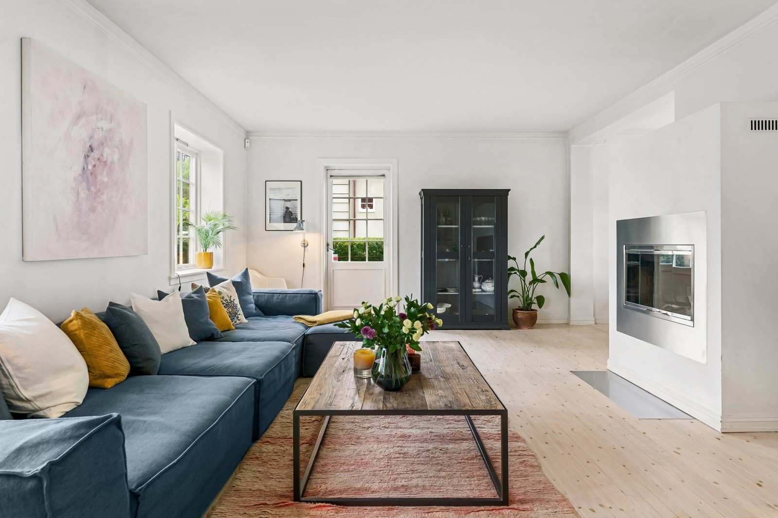 Mot sydvest er det utgang til en veranda med trapp ned til en idyllisk hage. Galleribilde