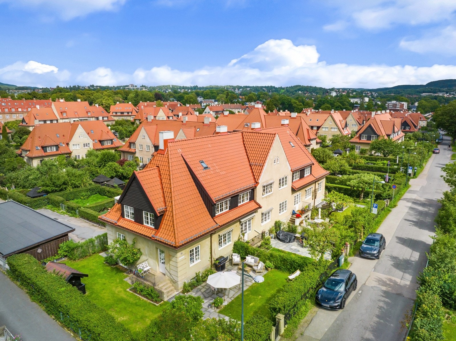 Området opplevs som meget rolig og barnevennlig, samtidig som det er sentralt med nærhet til alt man trenger i hverdagen. Galleribilde