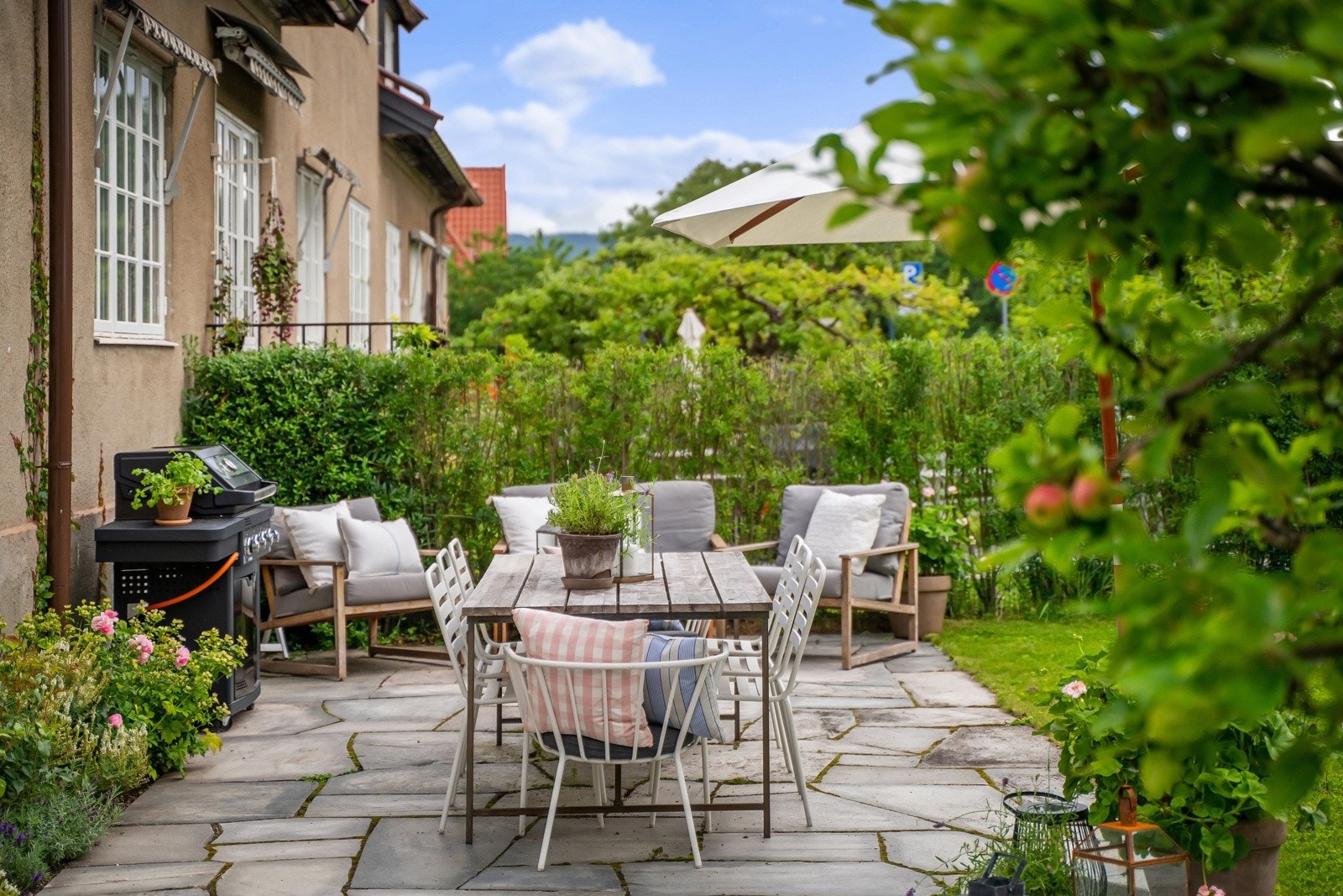 I hagen er det etablert en stor, skiferdekt markterrasse med god plass til møbler. Galleribilde