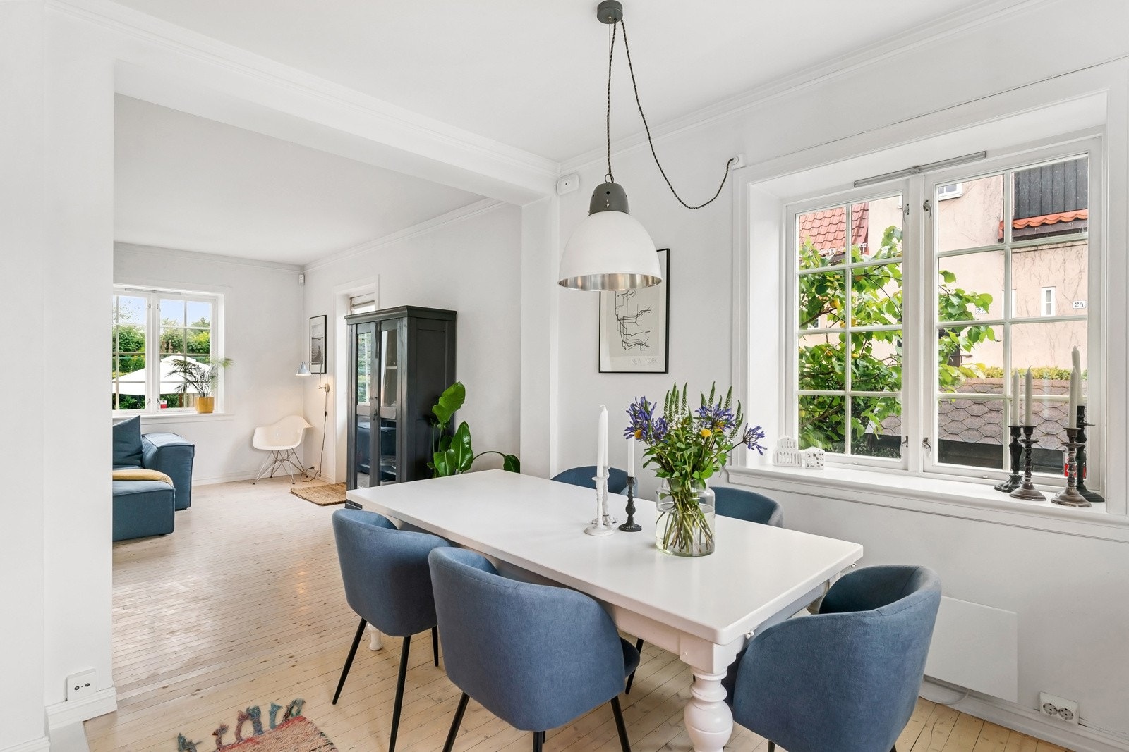 I overgangen fra stue til kjøkken er det god plass til spisebord. Galleribilde