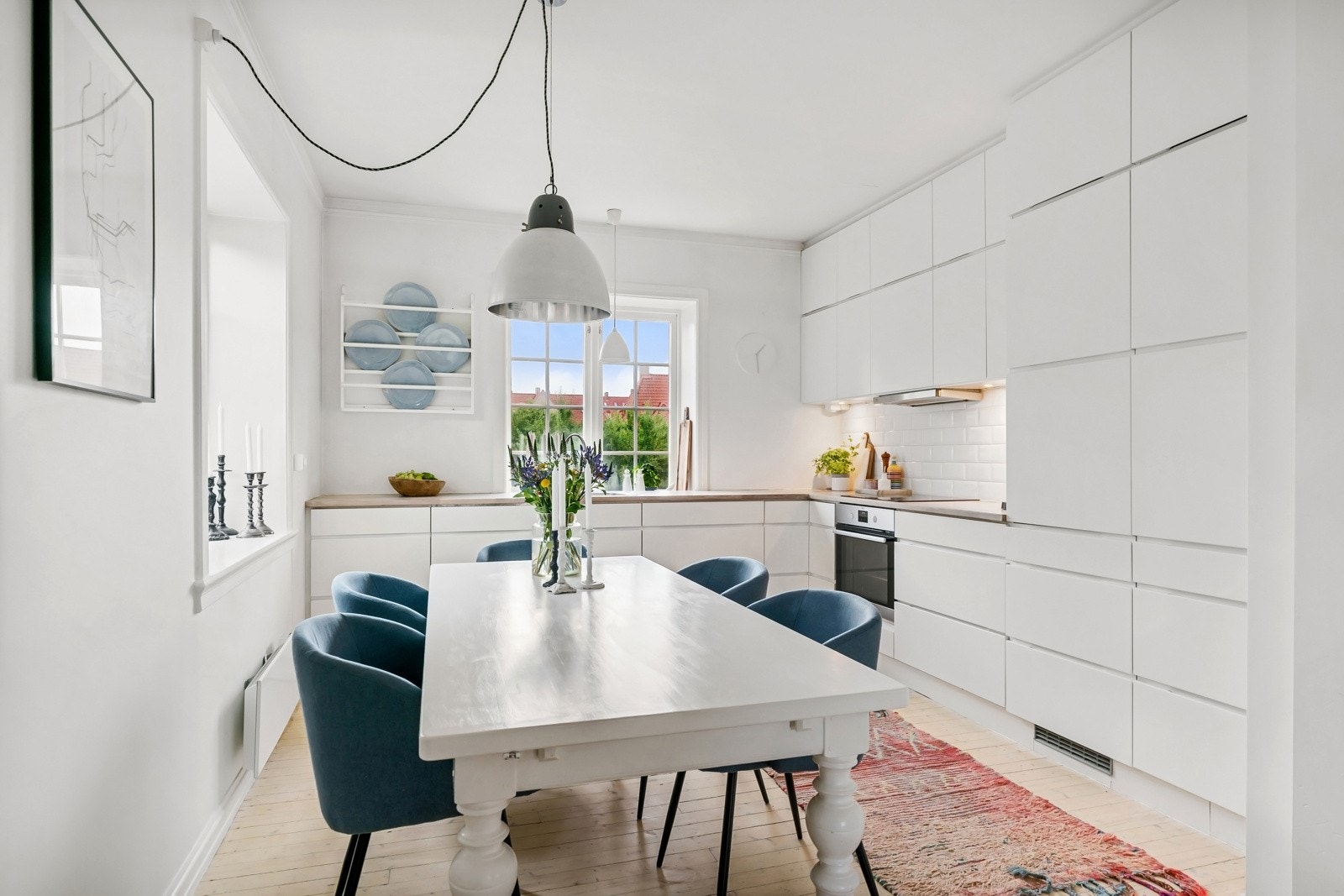 Kjøkkenet fikk ny innredning fra Kvik i 2012/2013 med takhøye skap, hvite, glatte fronter, freste grep og benkeplate i heltre med dobbel vaskekum. Galleribilde