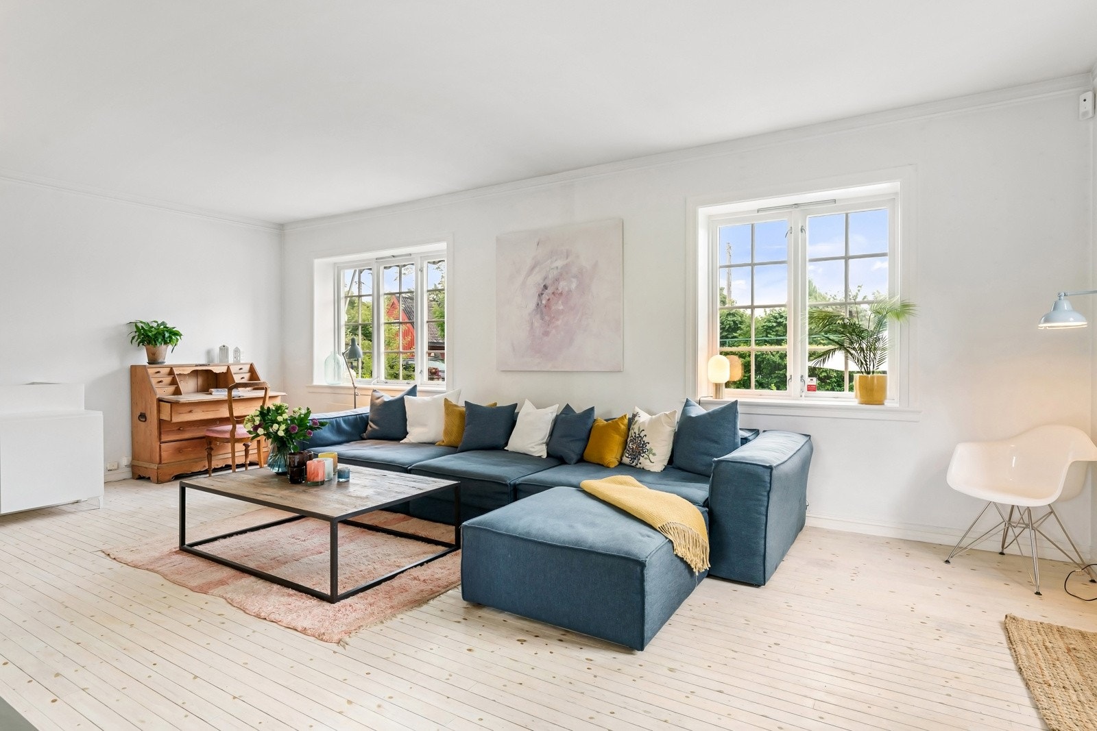 Stuen er lys og luftig med ekstra takhøyde og åpen løsning til kjøkkenet. Rommet har hvitmalte vegger, heltregulv i furu og gode vindusflater på tre sider. Galleribilde