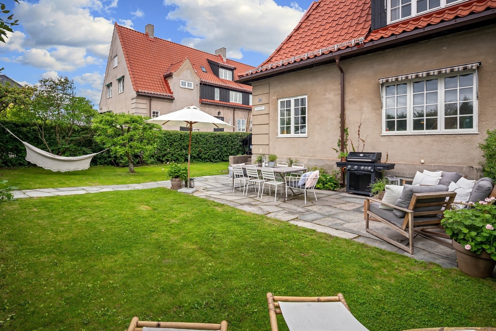 Leiligheten omkranses av pent opparbeidet uteareal på tre sider med hage mot syd og vest. Galleribilde