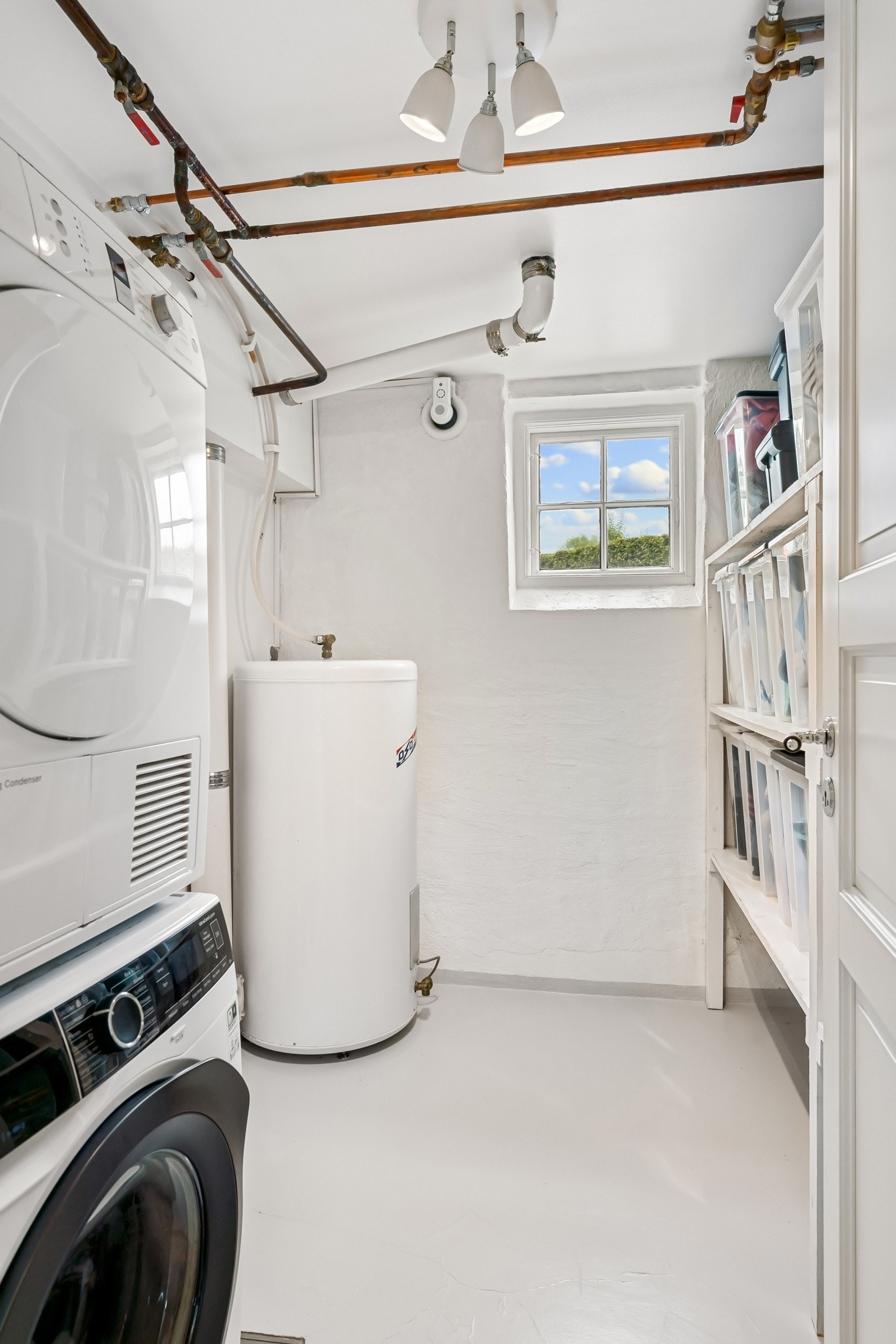 Bod/vaskerom med 200 liter varmtvannsbereder, hyller og opplegg for vaskesøyle. Rommet ble pusset opp i 2013 og har gulvvarme, gråmalt betonggulv, lysmalte vegger, et lite vindu og en elektrisk avtrekksvifte. Galleribilde