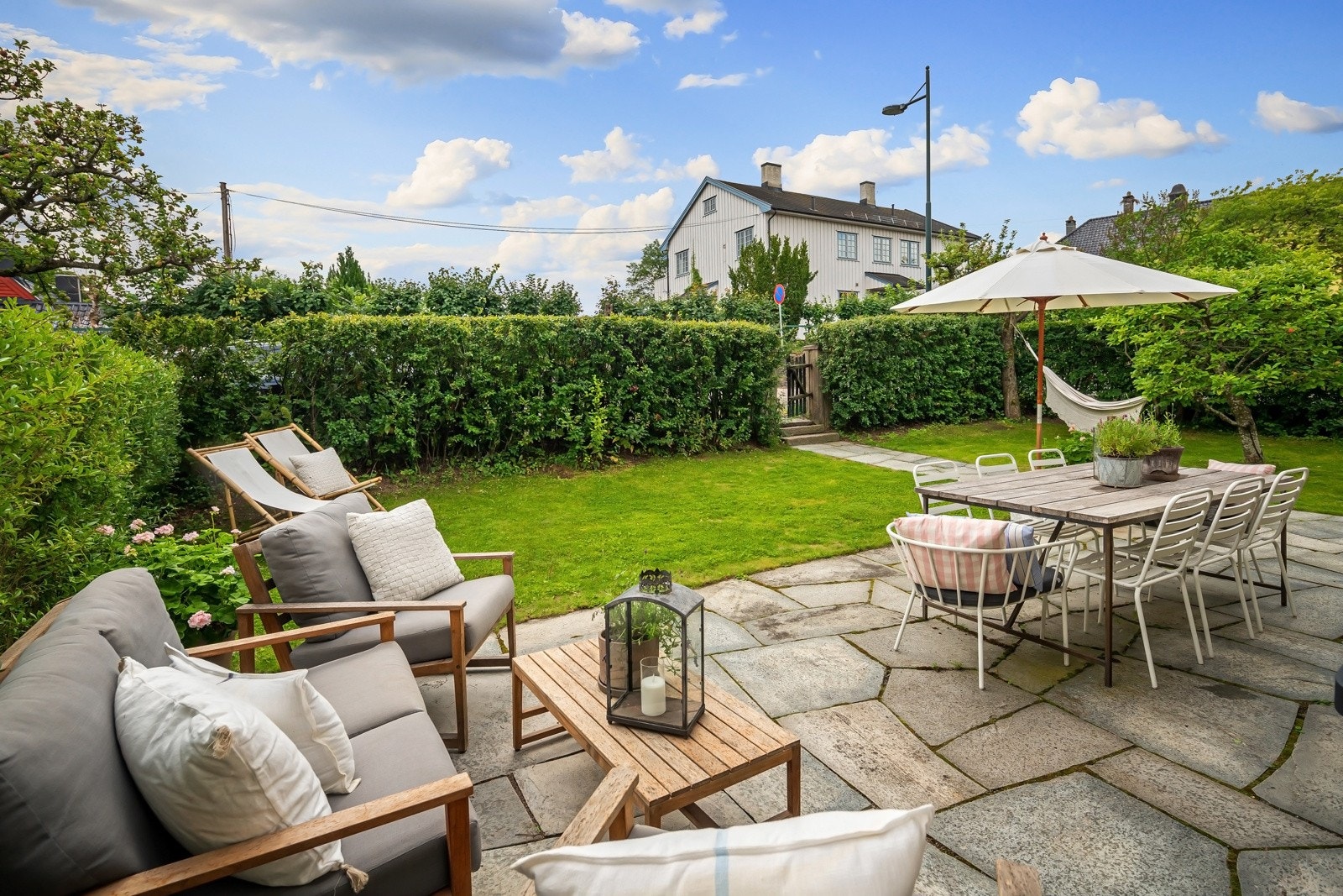 Det er også godt med boltreplass for liten og stor på plenarealer rundt. Galleribilde