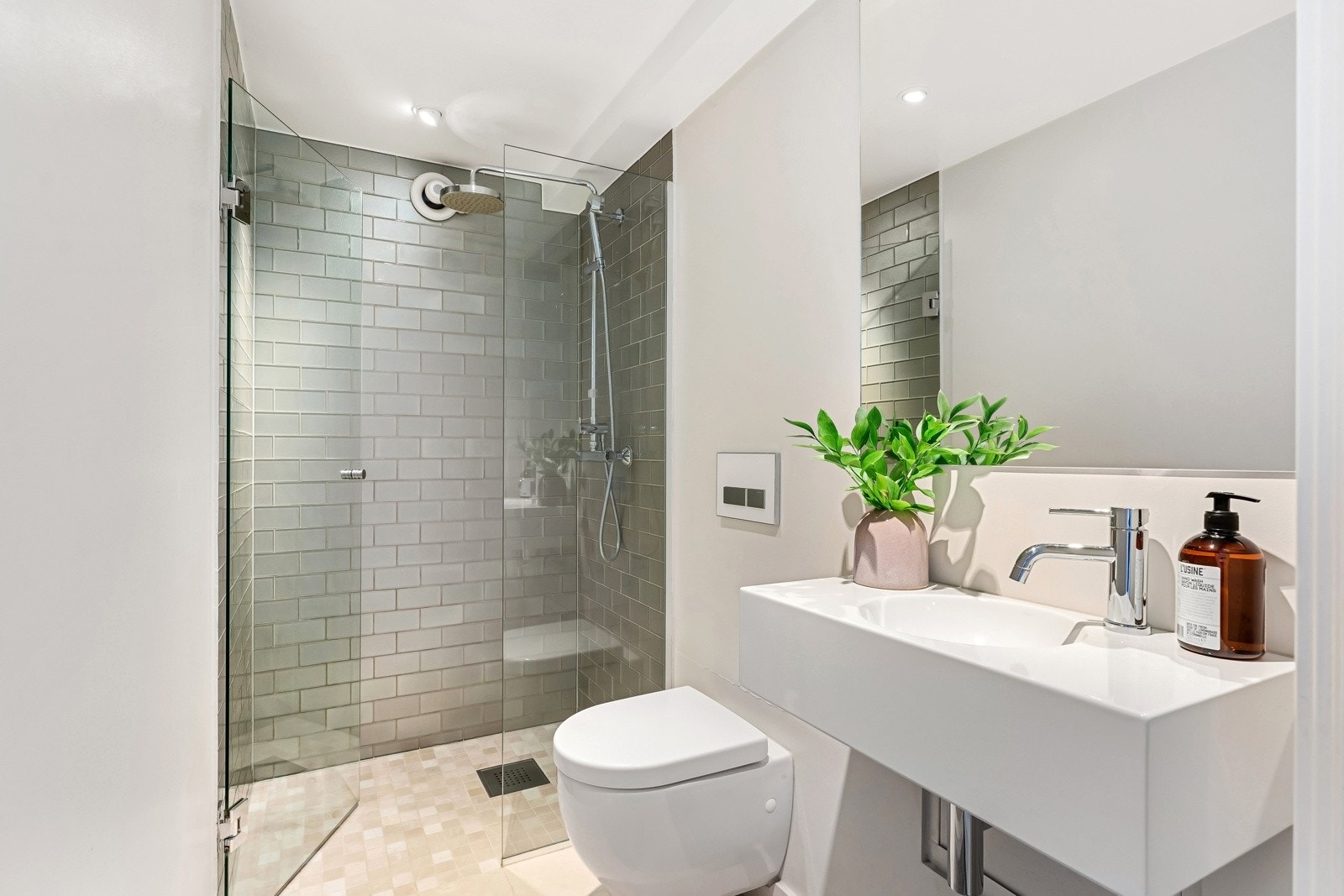 I kjelleretasjen finner man et delikat bad fra 2013. Badet er bl.a innredet med en romslig dusjnisje som har regnfallsdusj, hånddusj og glassvegg med dør. Galleribilde