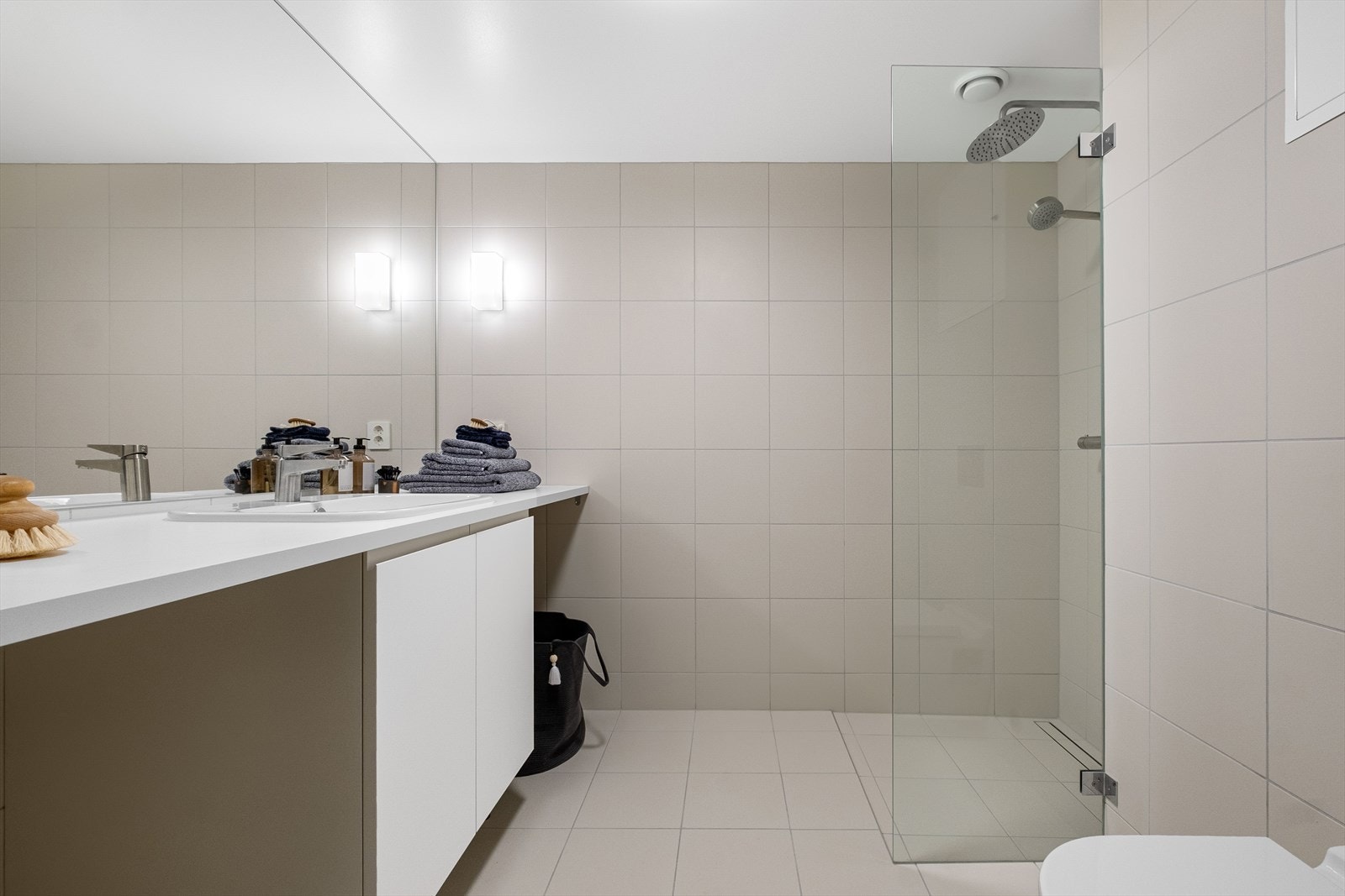 Moderne bad med plass til vaskemaskin og tørketrommel på hver side av servant Galleribilde