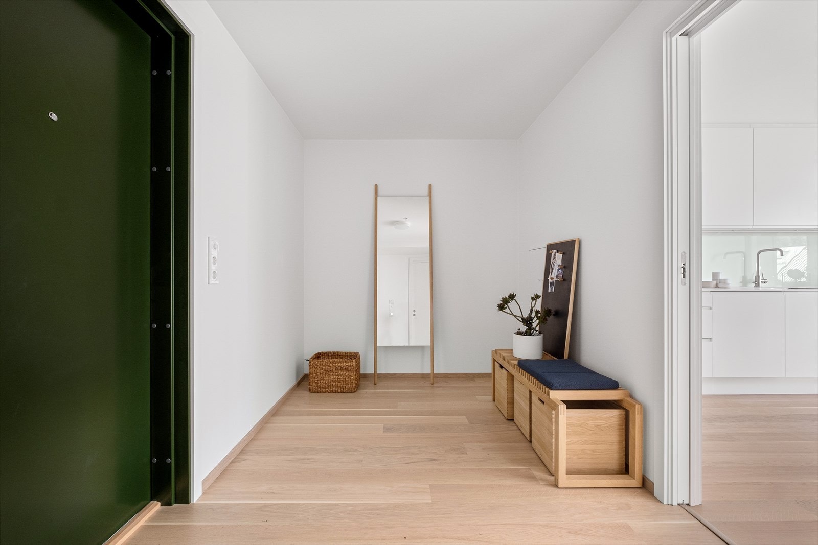 Romslig inngangsparti med plass til garderobeskap Galleribilde
