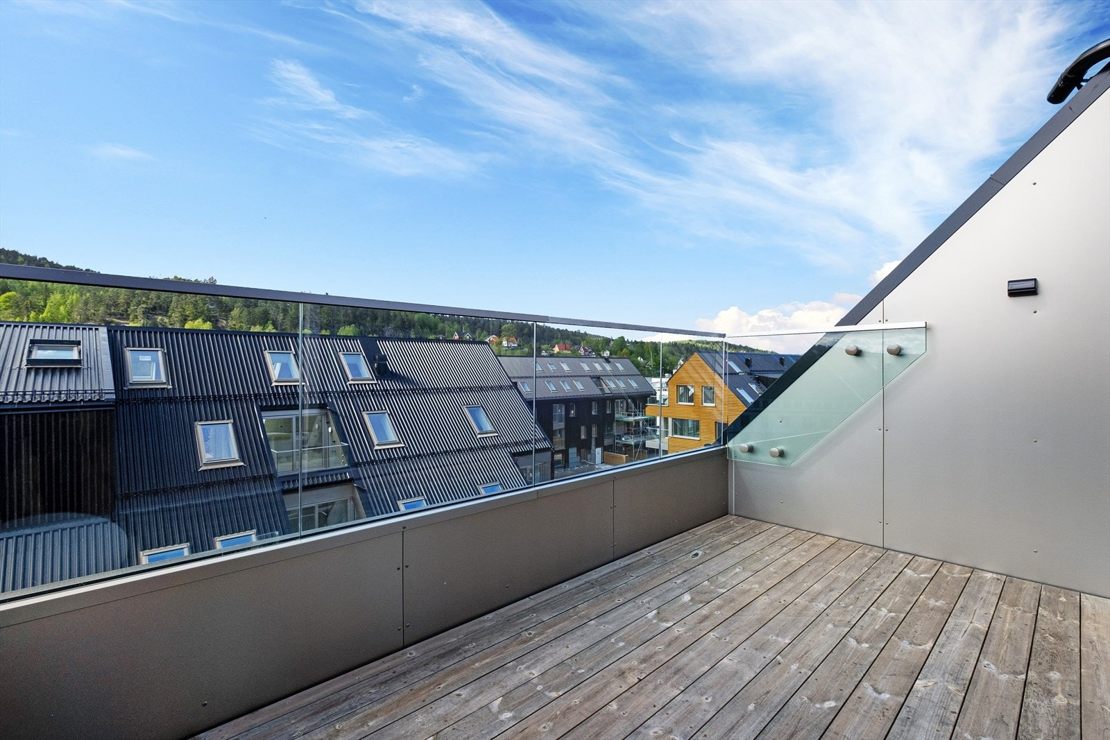 Hyggelig terrasse med stikkontakt på vegg Galleribilde