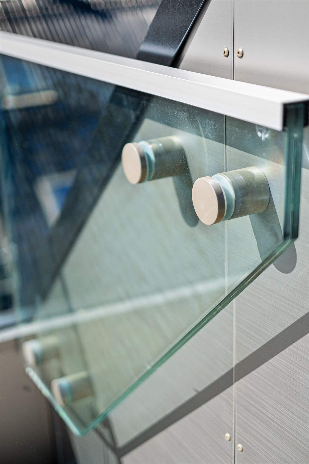 Boligen har lekre detaljer mellom stål/glass Galleribilde