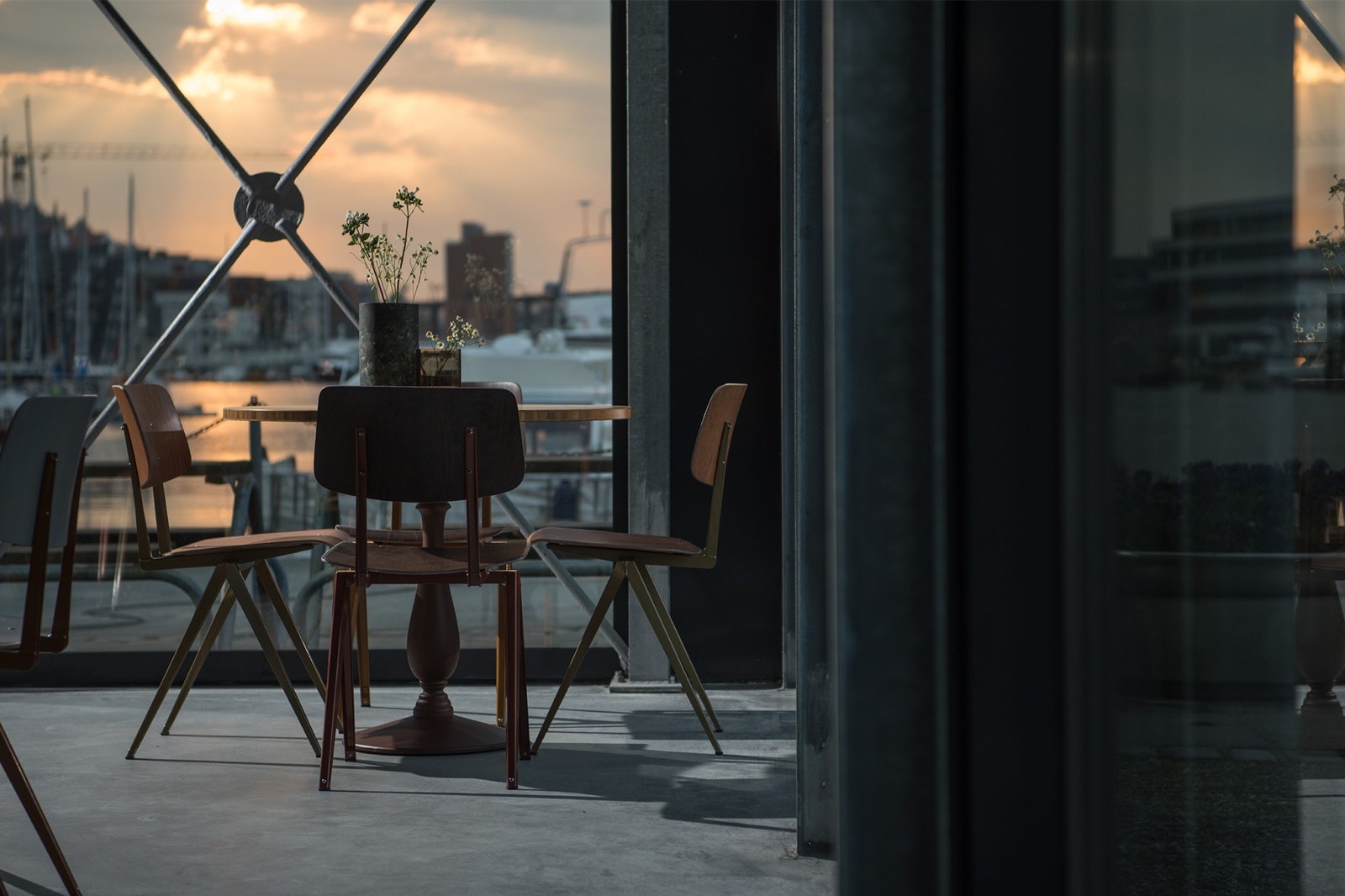 Herlig stemning i Colonialen Kranen med flott utsikt mot fjorden Galleribilde