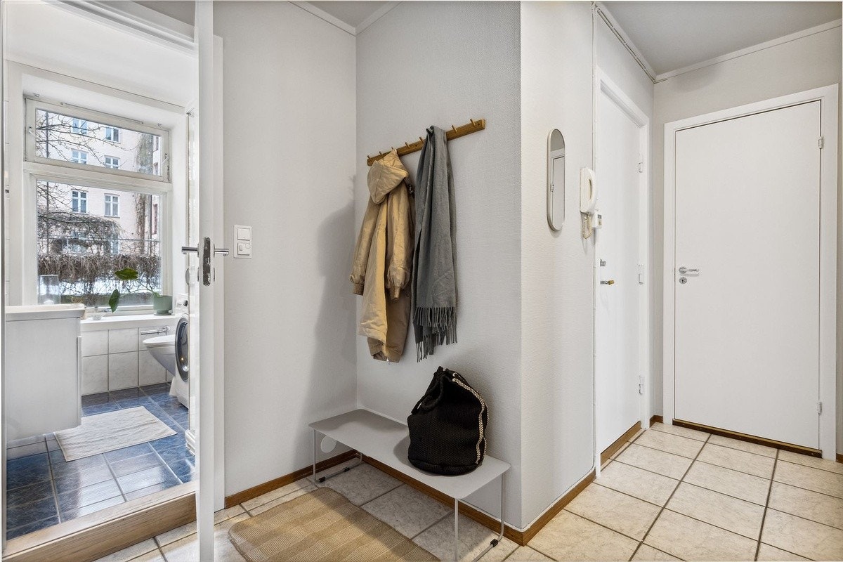 Romslig entre med egen bod Galleribilde