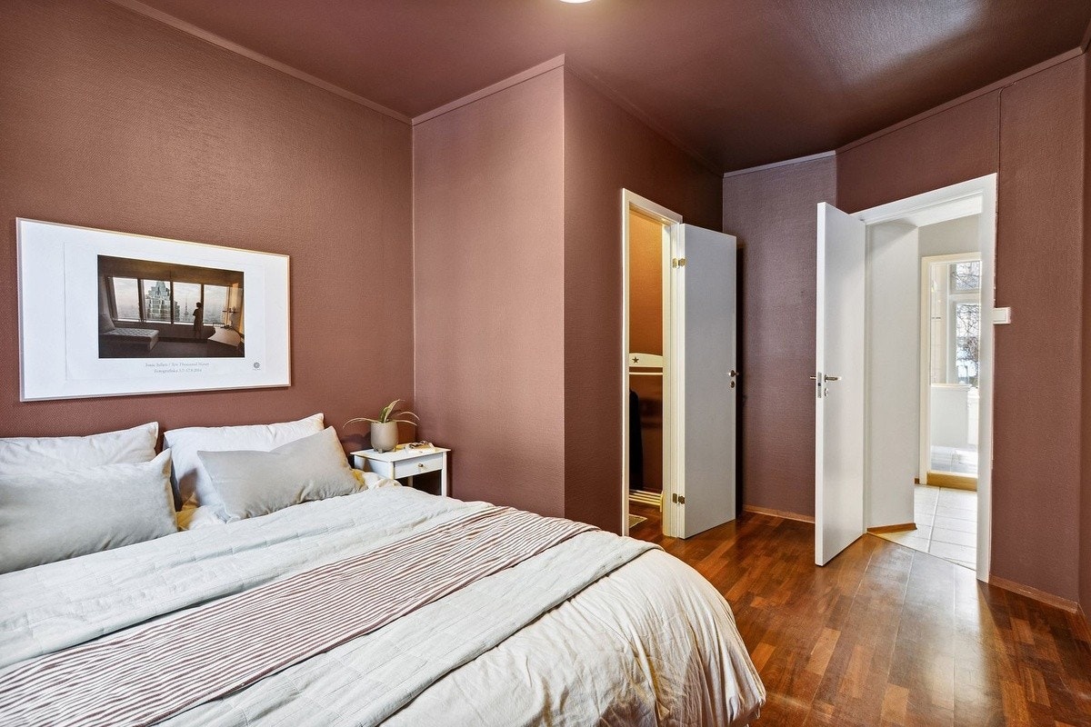 Romslig hovedsoverom med garderobe Galleribilde