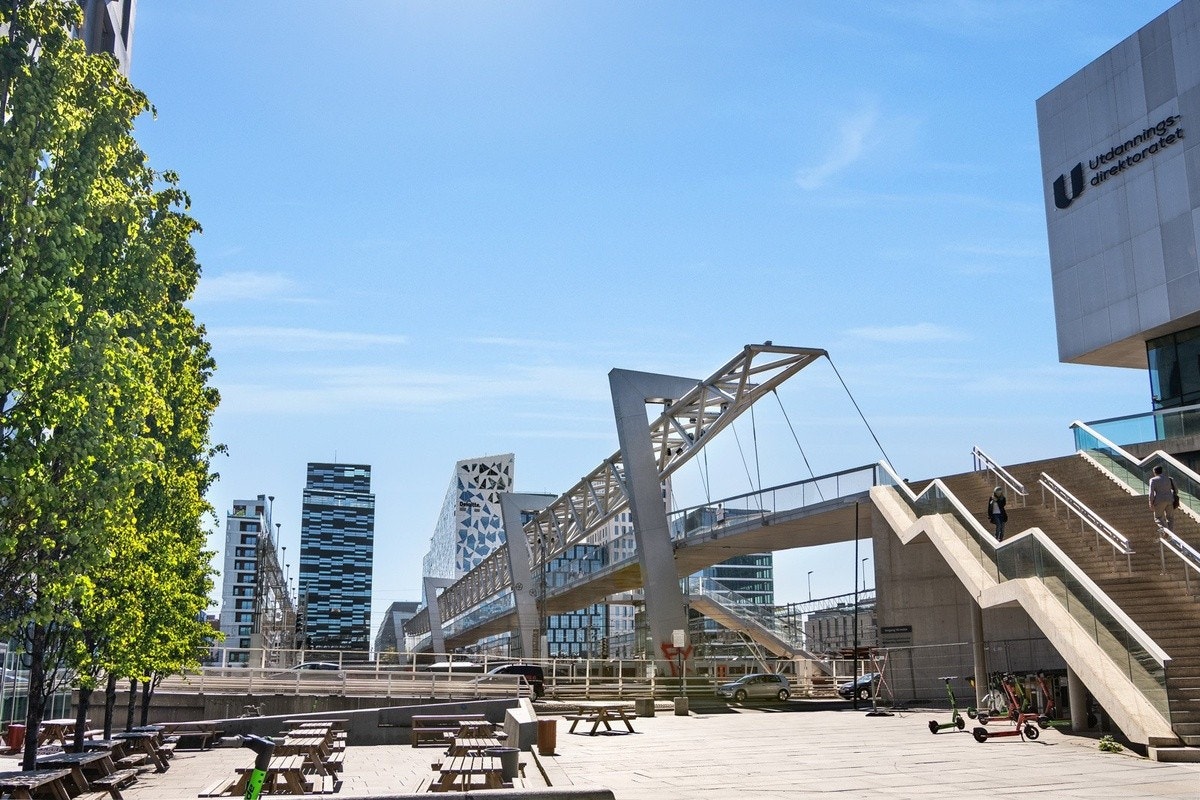 Akrobaten er en gangbro over sporområdet ved Oslo sentralstasjon som forbinder områdene Grønland og Bjørvika. Galleribilde