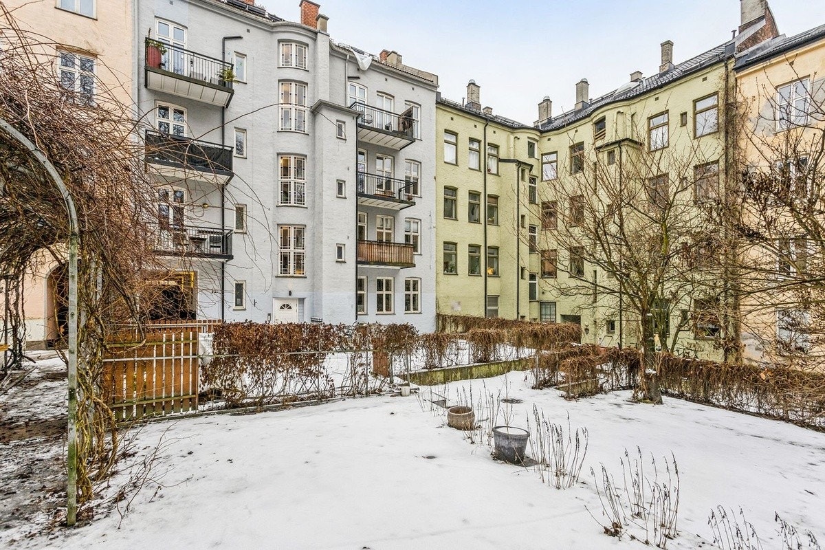 Fasade, rolig bakgård Galleribilde