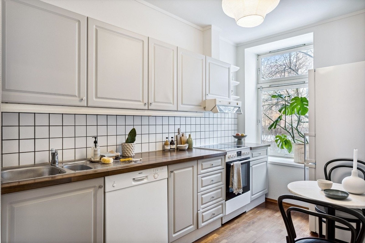 Kjøkkenet med vindu mot rolig bakgård Galleribilde