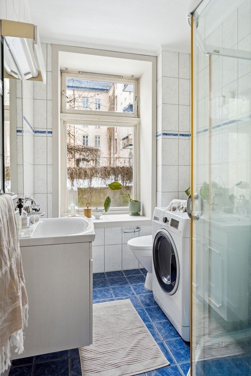 Bad med vaskemaskin Galleribilde