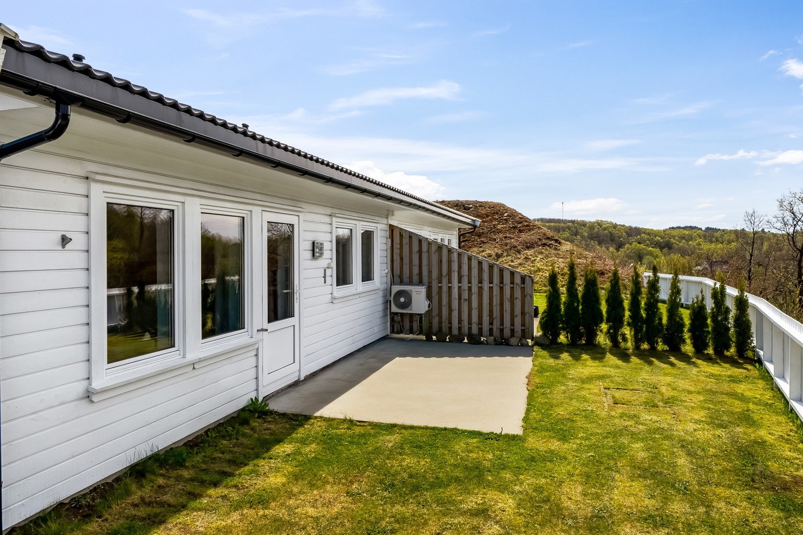 Støpt terrasse med adkomst fra stue/kjøkken. Plenlagte områder for boltreplass. Galleribilde