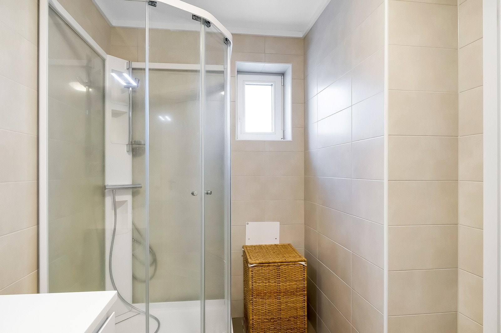Badet er innredet med baderomsinnredning, toalett og dusjkabinett. Plass på badet til kommode/stellebord. Galleribilde