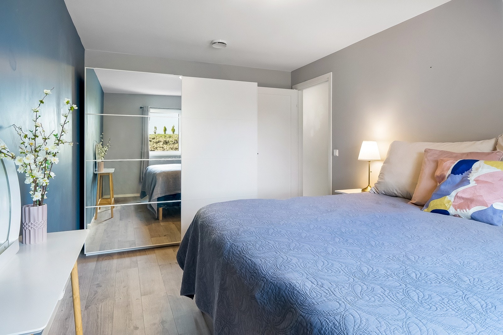 Hovedsoverom med skyvedørsgarderober. Galleribilde