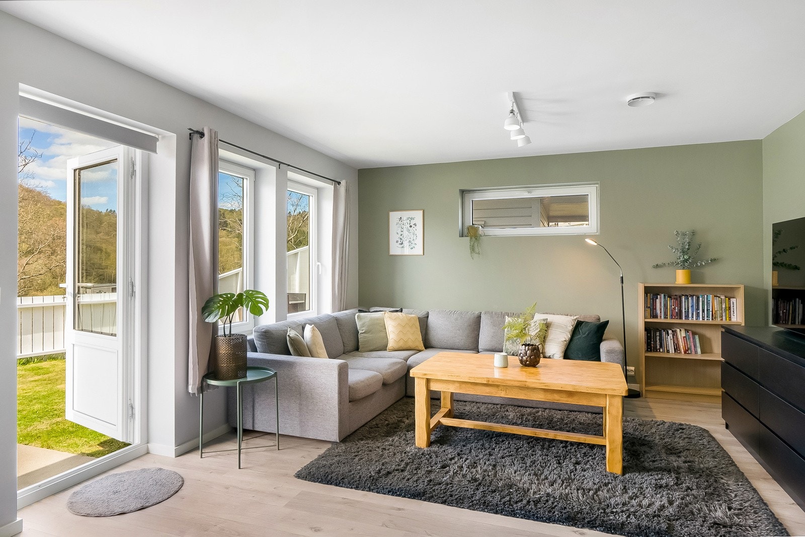 Innbydende innredet stue med gode vindusflater for godt lysinnslipp. Galleribilde
