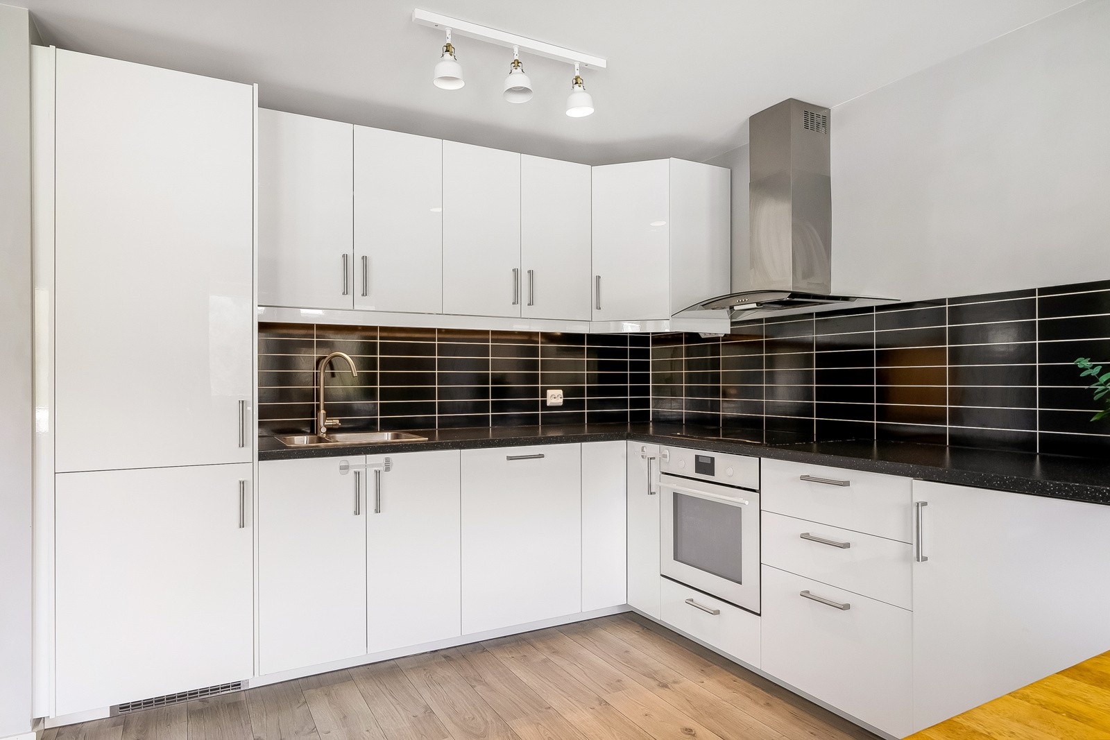 L-formet kjøkken med innredning fra Ikea. Godt planlagt kjøkken for en god arbeidsplass. Galleribilde
